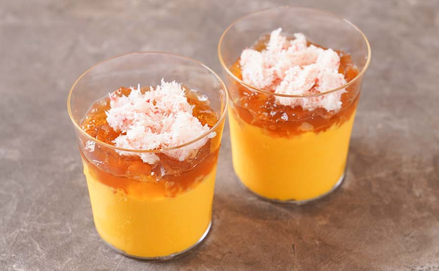 ズワイガニを添えた人参ムースとオマールジュレ