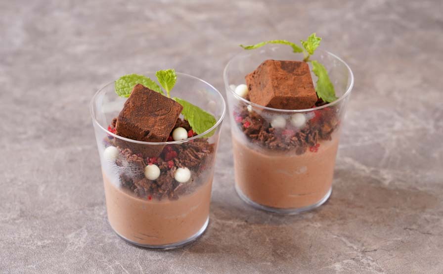 チョコレートとフランボワーズのムース生チョコを添えて