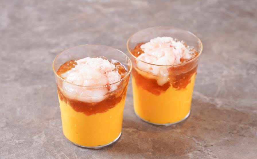 ズワイガニと甘エビを添えた人参ムースとオマールジュレ